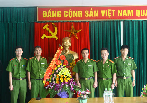 Thiếu tướng, TS. Đặng Xuân Khang, Phó Giám đốc Học viện cùng đại diện các đơn vị trong Học viện đã đến chúc mừng Trung tâm TTKH & TLGK.
